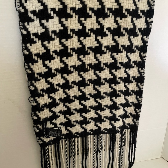 Banana Republic Black and White Houndstooth Scarf, Lambswool/Angora Blend - Picture 1 of 10